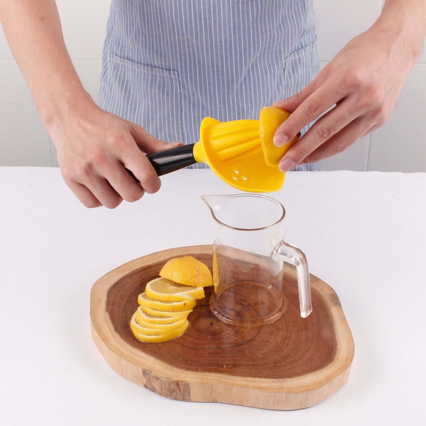 Creative Manual Juicer - Kitchen Gadget for Effortless Fresh Juice Extraction